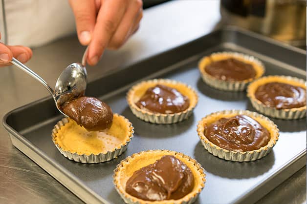 Filling tartlets with Nutella