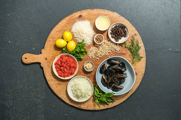 Raw ingredients for stuffed mussels 