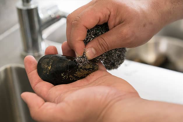 Clean the fresh mussels