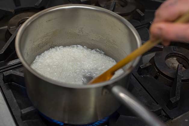 Image of the rice boiling in a pot