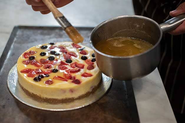 Glazing the cheesecake