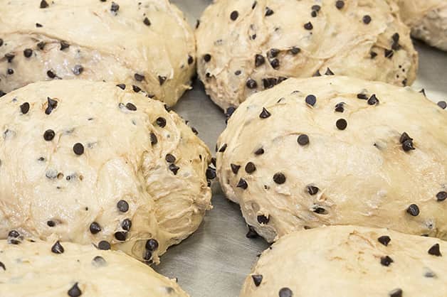 Baker making panattoni