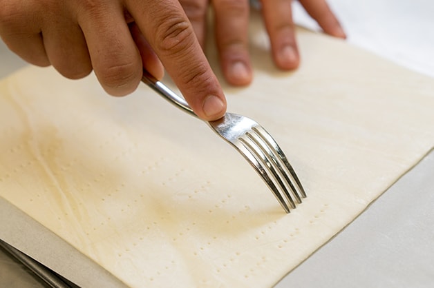 Docking pastry for the blind baking to stop bubbly