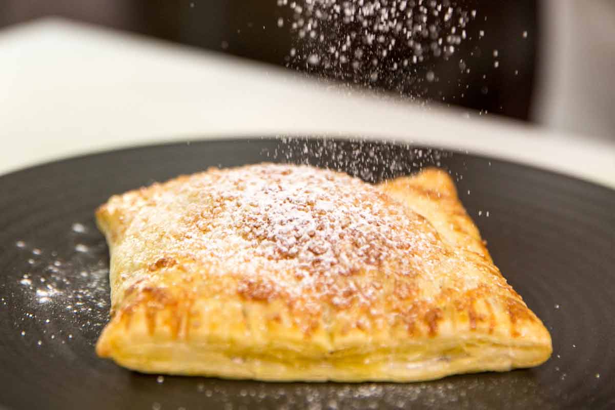 Seasoning the finished product with icing sugar